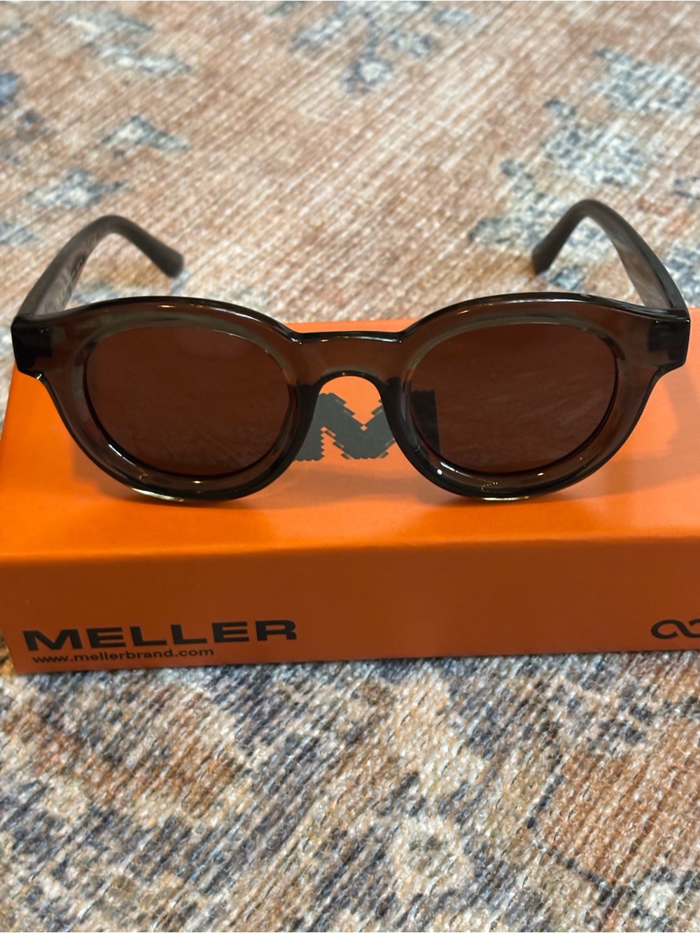 Unisex Round Sunglasses in fog olive color
